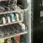 Distrugge distributore automatico h24 per rubarne bevande e snacks, preso