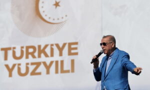 Erdogan alza salario nel pubblico a 5 giorni dal voto