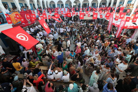 Spari contro una sinagoga in Tunisia, 4 morti e 9 feriti Spari contro una sinagoga in Tunisia, 4 morti e 9 feriti