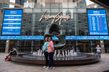 Borsa: Hong Kong positiva, apre a +0,41%