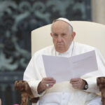 Il Papa, basta corsa alle armi e colonialismo economico