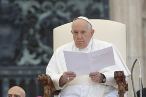 Il Papa, basta corsa alle armi e colonialismo economico
