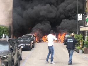 Milano, esplosione in centro: scoppia un furgone con bombole