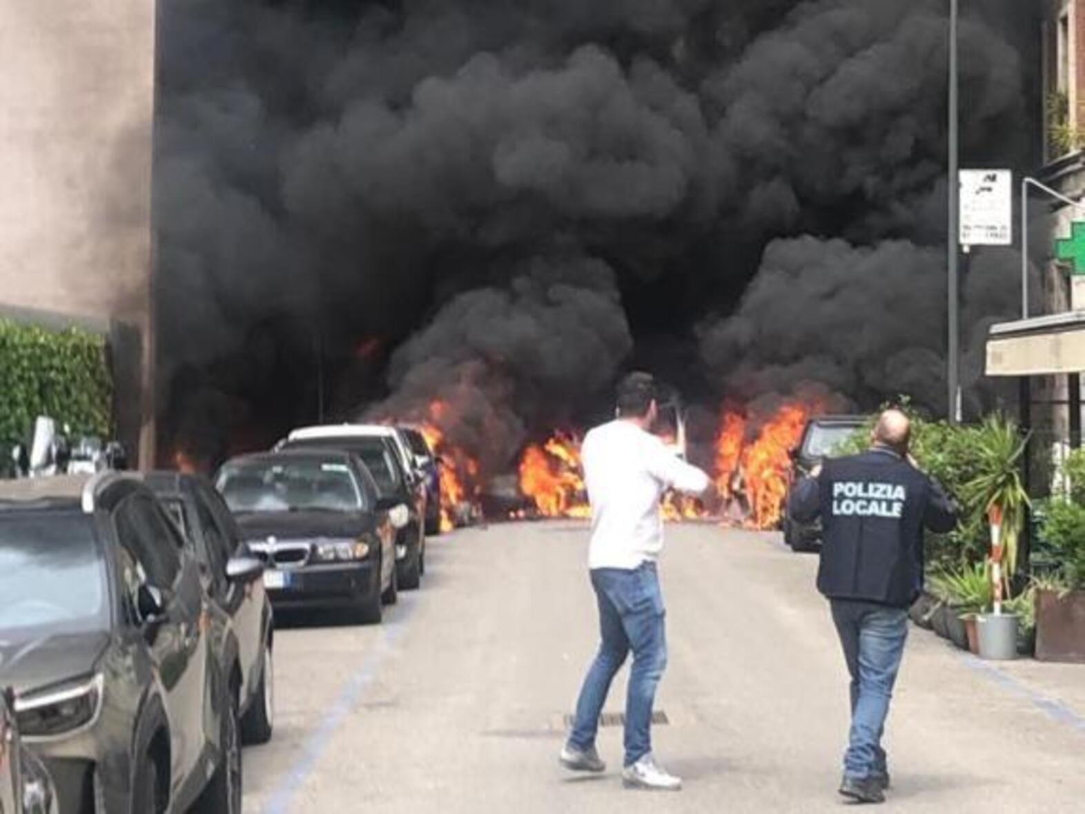 Milano, esplosione in centro: scoppia un furgone con bombole