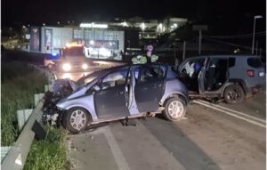 Scontro tra due auto, una donna morta e 3 feriti