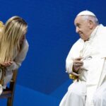 Papa Francesco a Meloni, oggi ci siamo vestiti uguali