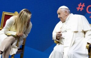 Papa Francesco a Meloni, oggi ci siamo vestiti uguali