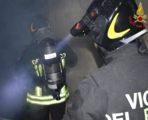 Incendi di rifiuti a Palermo, pompieri scortati da polizia