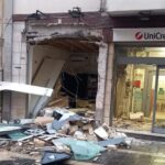 Con l'escavatore portano via il bancomat