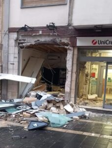 Con l'escavatore portano via il bancomat
