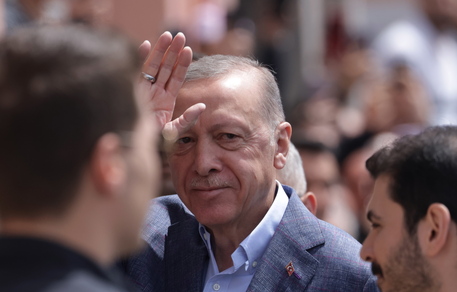 Erdogan in testa con il 58% nei primi dati in Turchia