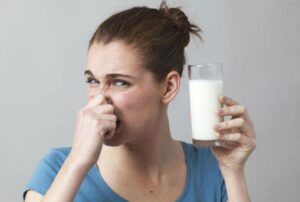 Cosa fare quando il latte è scaduto ? Gli utilizzi del latte scaduto