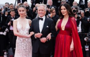 Michael Douglas red carpet con Catherine Zeta Jones e la figlia Carys