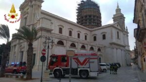 Comiso, maltempo, i pompieri mettono in sicurezza chiesa