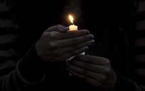 A Sampieri senza luce e a lume di candela