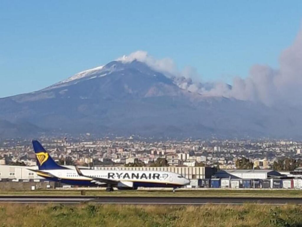 Cenere Etna, aeroporto Catania chiuso fino a luned&igrave; mattina
