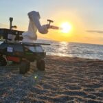 Un robot con l'IA raccoglie i rifiuti sulle spiagge