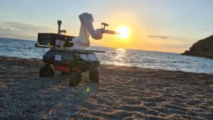 Un robot con l'IA raccoglie i rifiuti sulle spiagge