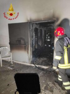 Chiaramonte, a fuoco una fabbrica di conservazione alimenti
