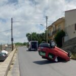 Cappotta una Twingo nelle curve della Spana a Scicli