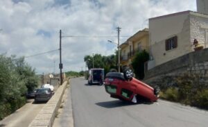 Cappotta una Twingo nelle curve della Spana a Scicli