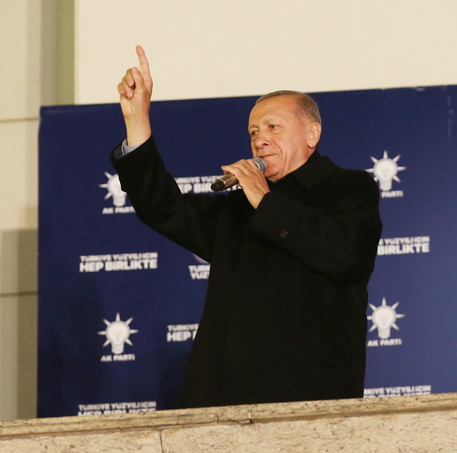 Erdogan al 55,8% a metà  delle schede scrutinate