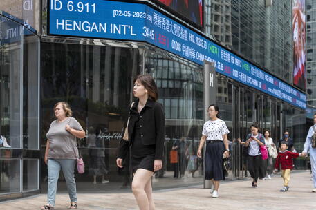 Borsa: Hong Kong tenta il rimbalzo, apre a +1,92%