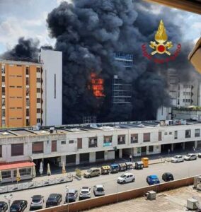 Incendio in palazzo a Roma, un morto e 17 feriti, tre gravi