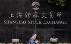Borsa: Shanghai apre a +0,05%, Shenzhen a -0,04%