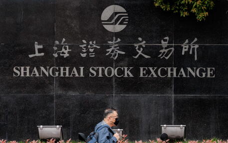 Borsa: Shanghai apre a +0,05%, Shenzhen a -0,04%