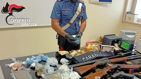 Sequestrati 3 kg di droga e 143mila euro a Siracusa