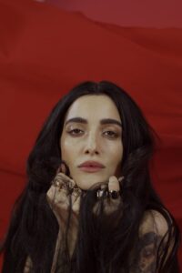Levante torna bruna e lancia “Canzone d’estate”