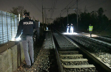 Investiti sui binari dal treno, un morto e un ferito