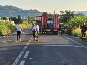 Non si ferma a alt dei carabinieri e travolge auto, morta 32enne