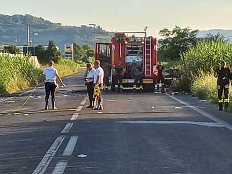 Non si ferma a alt dei carabinieri e travolge auto, morta 32enne