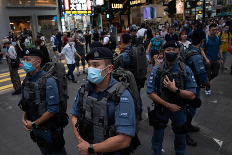 Hong Kong mette una taglia su 8 attivisti pro-democrazia