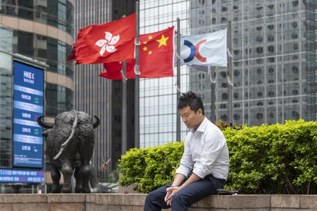 Borsa: Hong Kong amplia le perdite e scivola a -3,08%