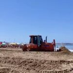 A Scoglitti la ruspa butta tutto in mare