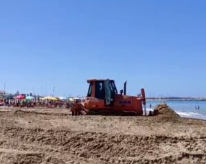 A Scoglitti la ruspa butta tutto in mare. VD