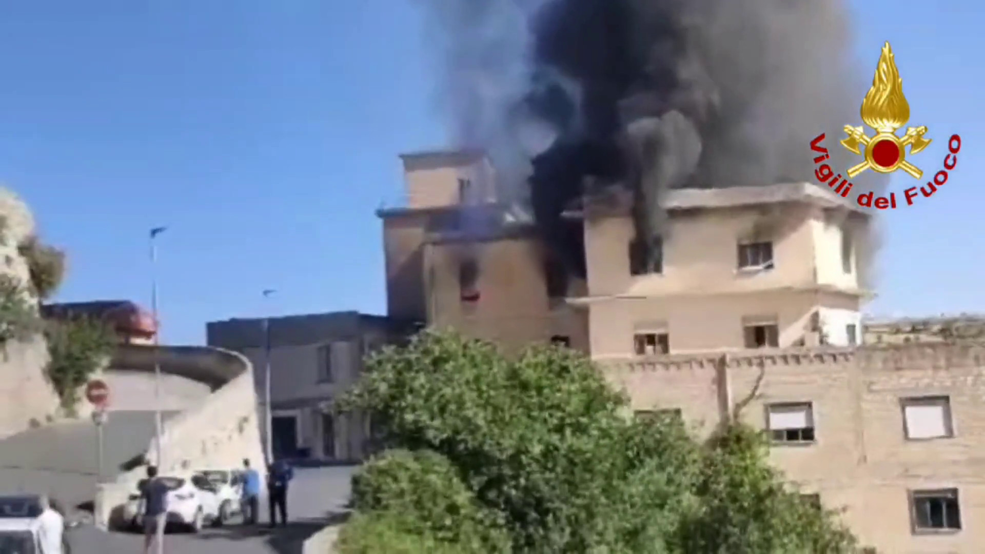 Incendio all’ex mulino Monterosso, le immagini. VD