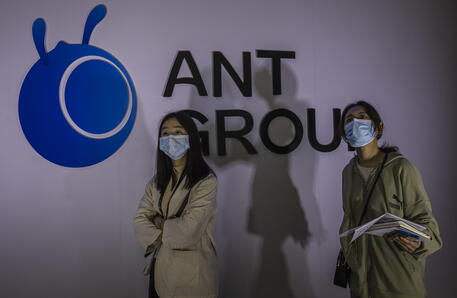 Borsa: Hong Kong apre a +2,08% dopo multe ad Ant Group e Tenpay