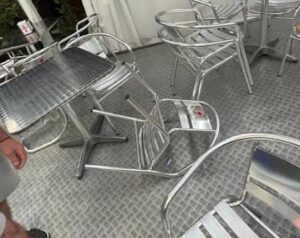Risse e lanci di bottiglie di notte a Marina di Ragusa