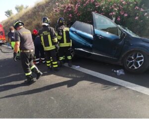 Incidente a Coffa, automobilista intrappolato nell'auto