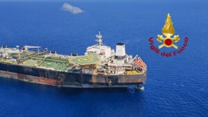 Incendio nella nave Leonis a largo di Pozzallo. VD