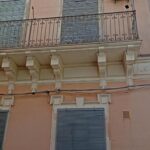 I lavori Enel sulla facciata di una casa d'epoca, senza autorizzazione