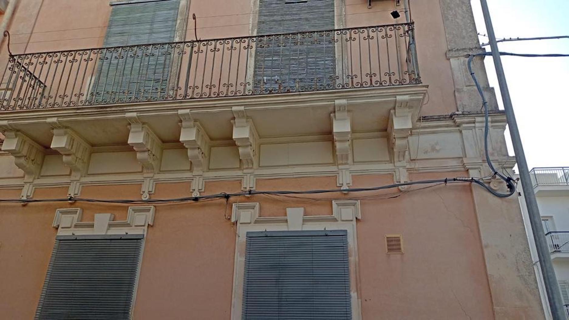 I lavori Enel sulla facciata di una casa d’epoca, senza autorizzazione