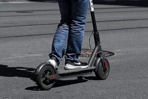 L’incubo dei monopattini al lungomare di Marina di Ragusa