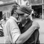 Robert De Niro abbraccia Paolo Sorrentino sul set a Napoli