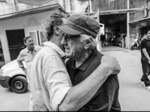 Robert De Niro abbraccia Paolo Sorrentino sul set a Napoli