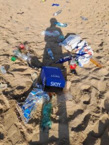 La spiaggia di Marina di Ragusa, una porcilaia all’alba di ferragosto